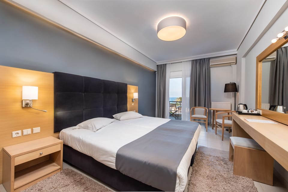 Exclusive Room | Minibar, in-room safe, desk, soundproofing