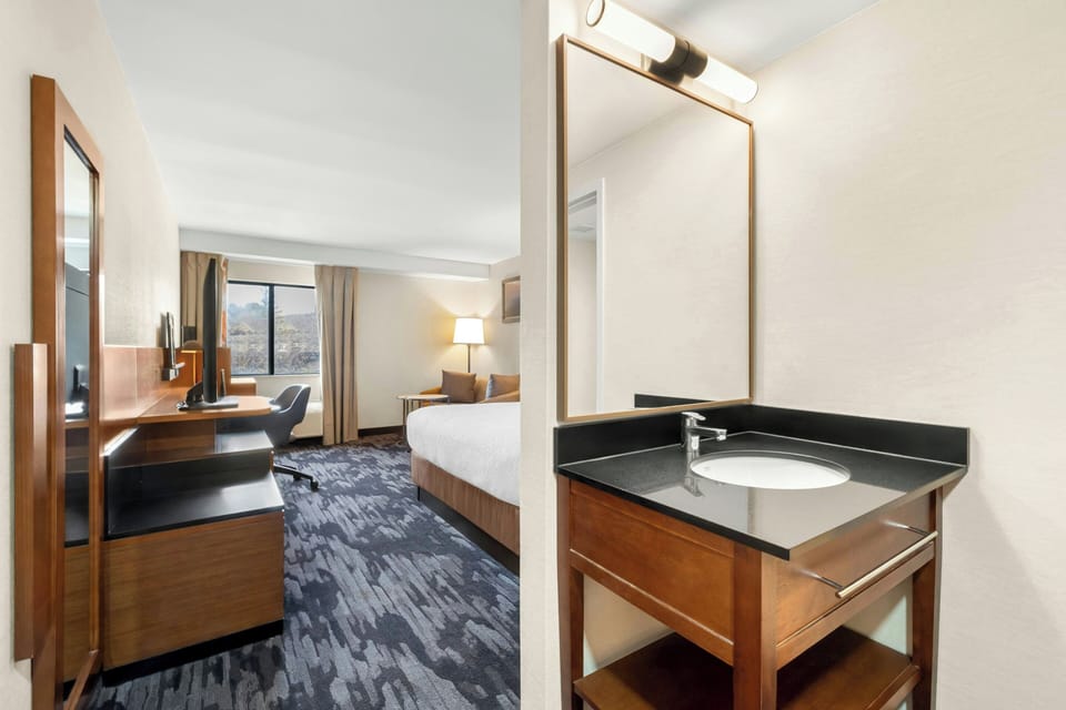 Premium bedding, in-room safe, desk, laptop workspace