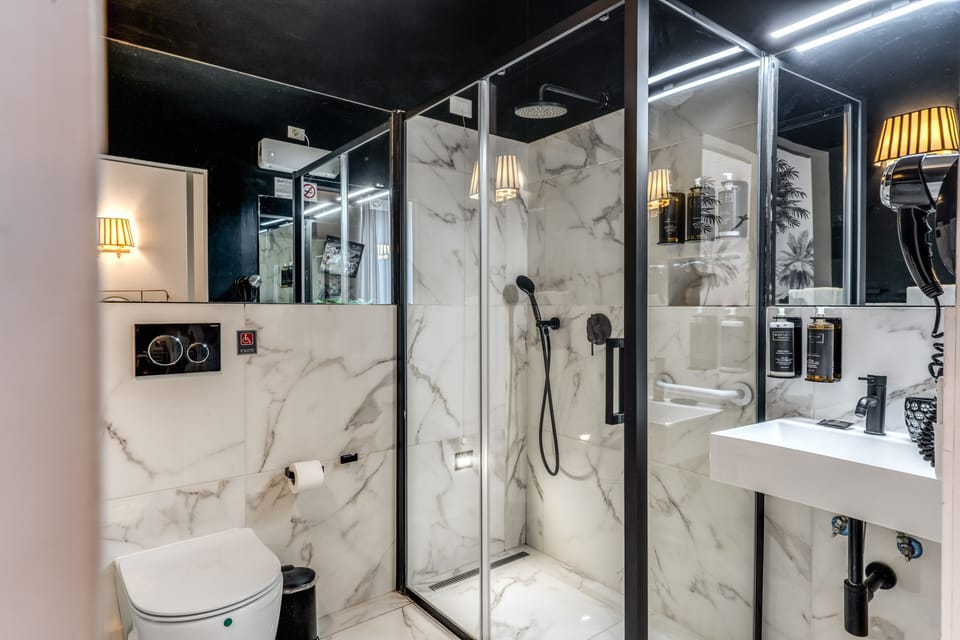 Standard Double Room | Bathroom | Shower, rainfall showerhead, eco-friendly toiletries, slippers