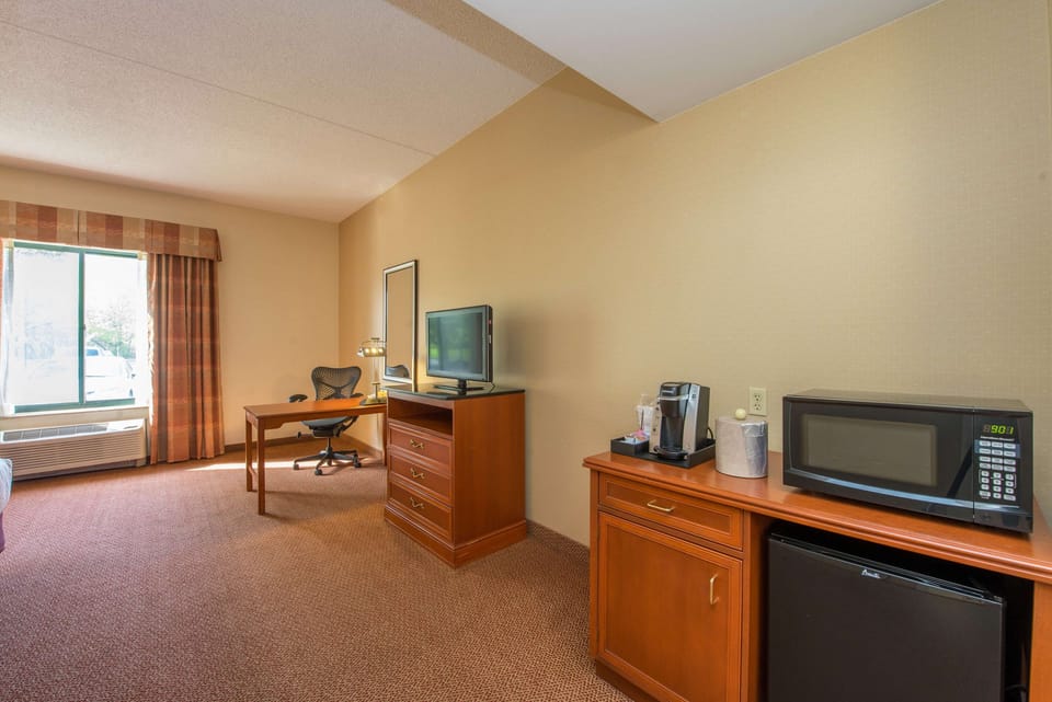 In-room safe, desk, laptop workspace, iron/ironing board
