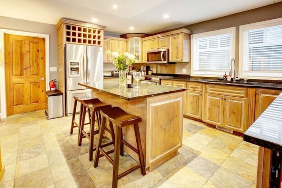 Gorgeous, fully equipped kitchen with center island that can be used as a breakfast nook.  Seats 3.