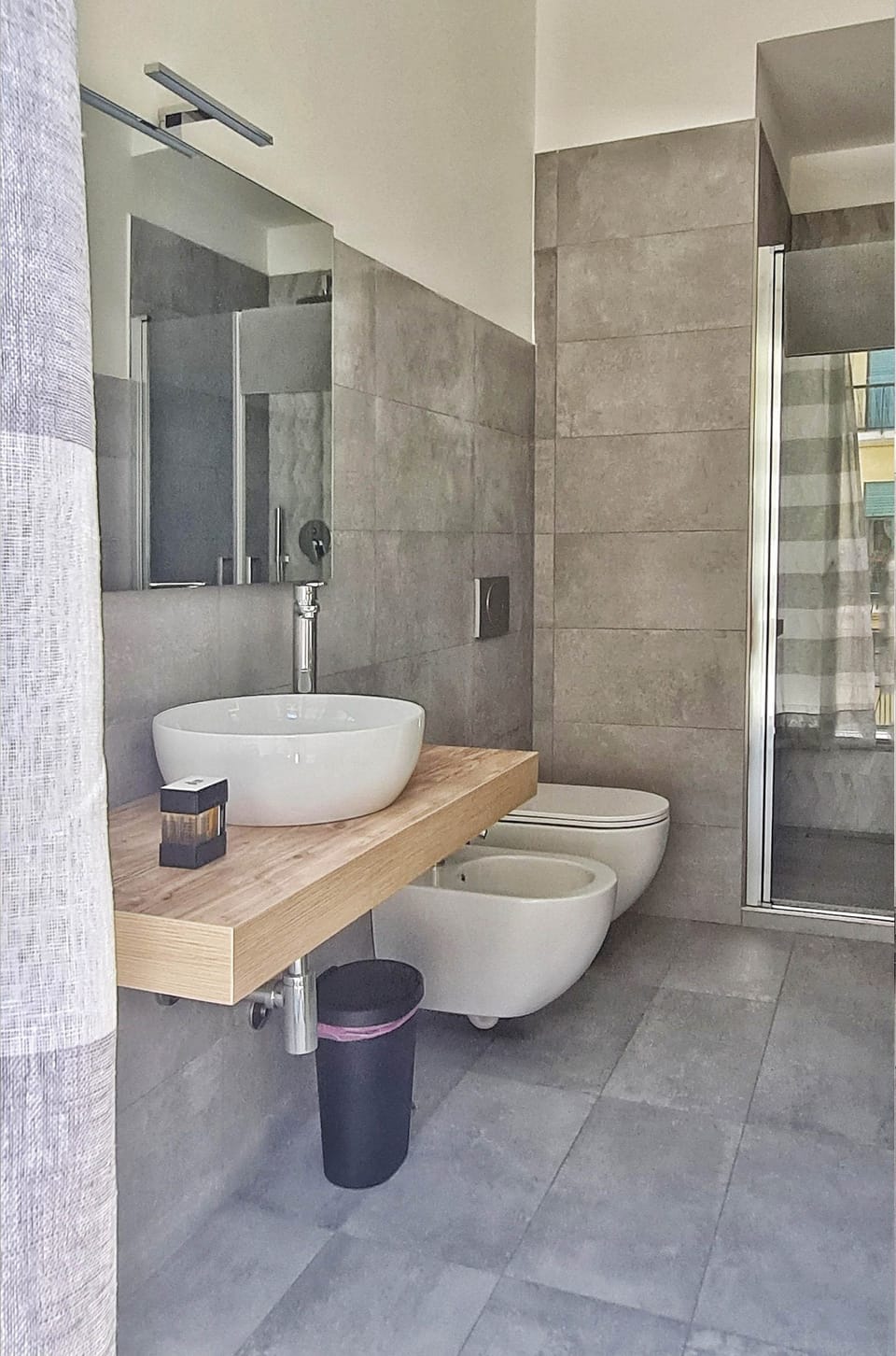 Camera con balcone (Ambra) | Bathroom | Shower, rainfall showerhead, free toiletries, hair dryer