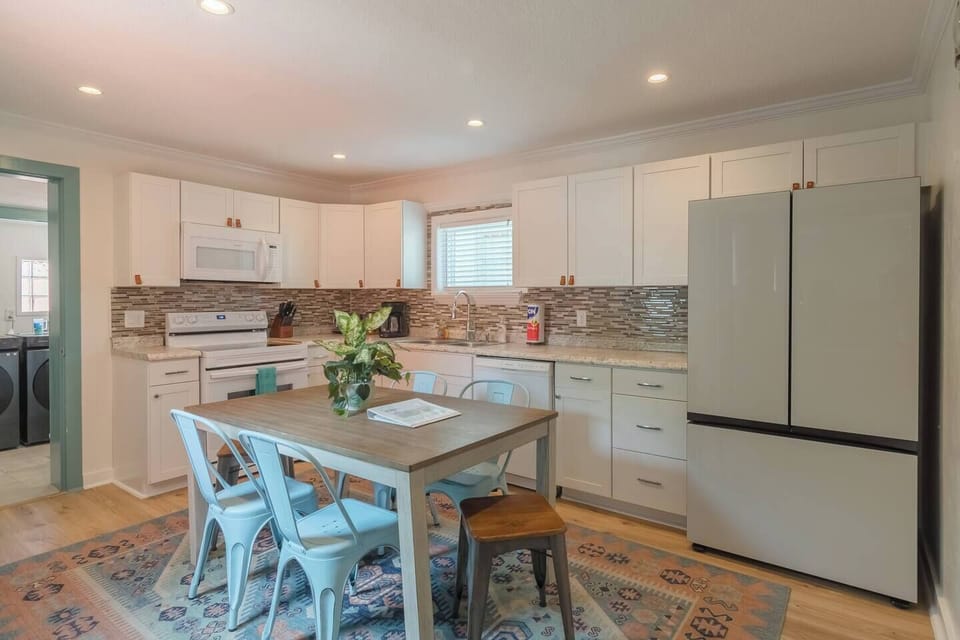 Light, airy, and sparkling clean. Can sit 6 people!