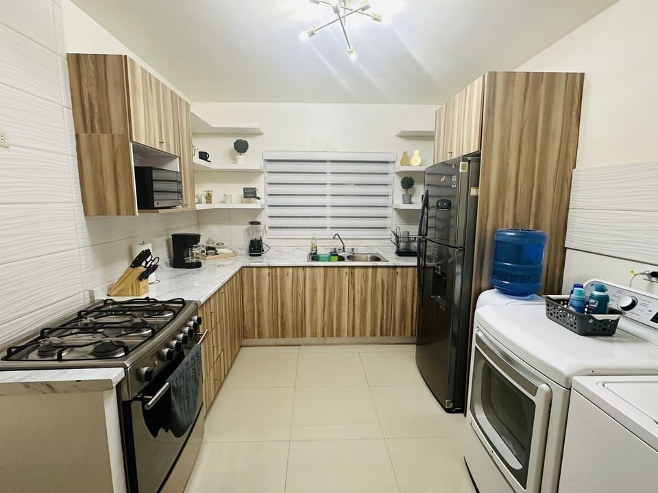 Cocina completa 
 utensilios 
Microondas
Refrigerador
etc.