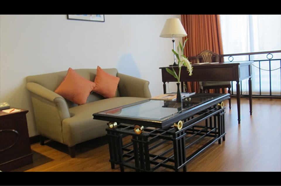 Minibar, in-room safe, desk, iron/ironing board