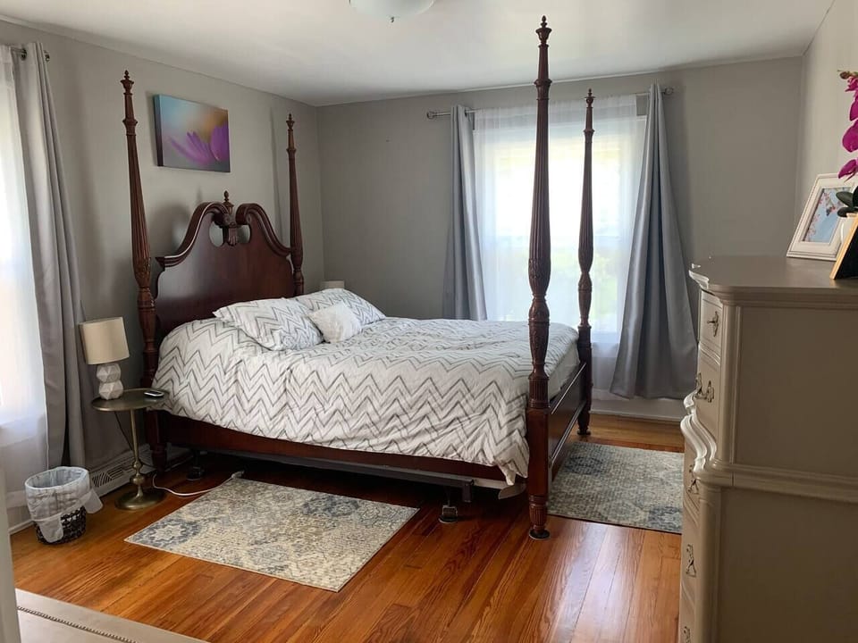 Queen bedroom 