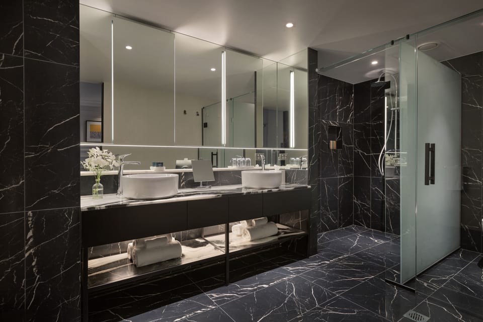Superior Room, 1 King Bed | Minibar, in-room safe, desk, laptop workspace