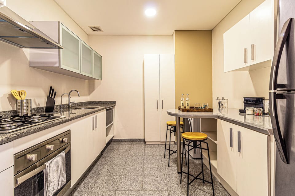 Standard Apartment | Private kitchen | Full-size fridge, microwave, oven, stovetop