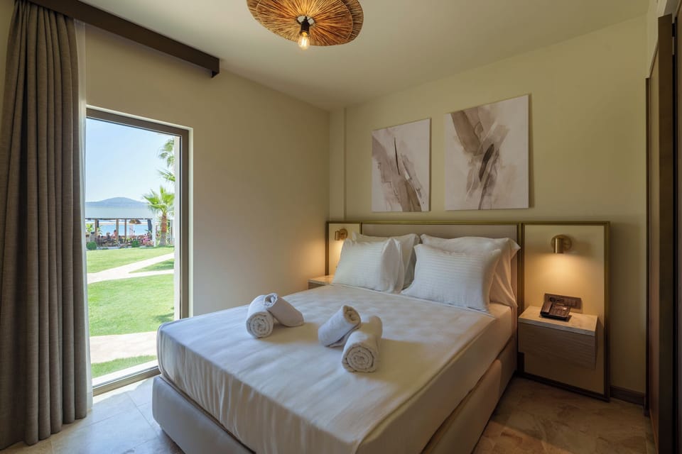 Superior Suite, 1 Bedroom, Sea View | 1 bedroom, minibar, in-room safe, desk