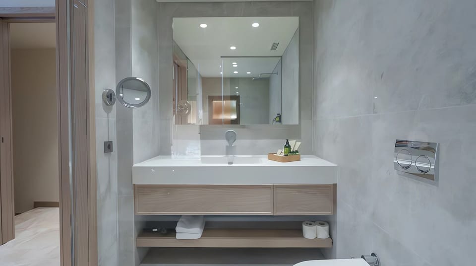 Suite, Balcony | 1 bedroom, minibar, in-room safe, desk