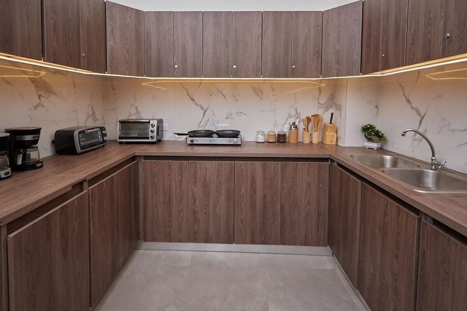 Aunque el apartamento no tiene cocina, tendrás acceso a una cocina compartida totalmente equipada junto a la piscina. ¡Un plus que te encantará!