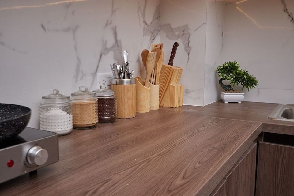 Aunque el apartamento no tiene cocina, tendrás acceso a una cocina compartida totalmente equipada junto a la piscina. ¡Un plus que te encantará!