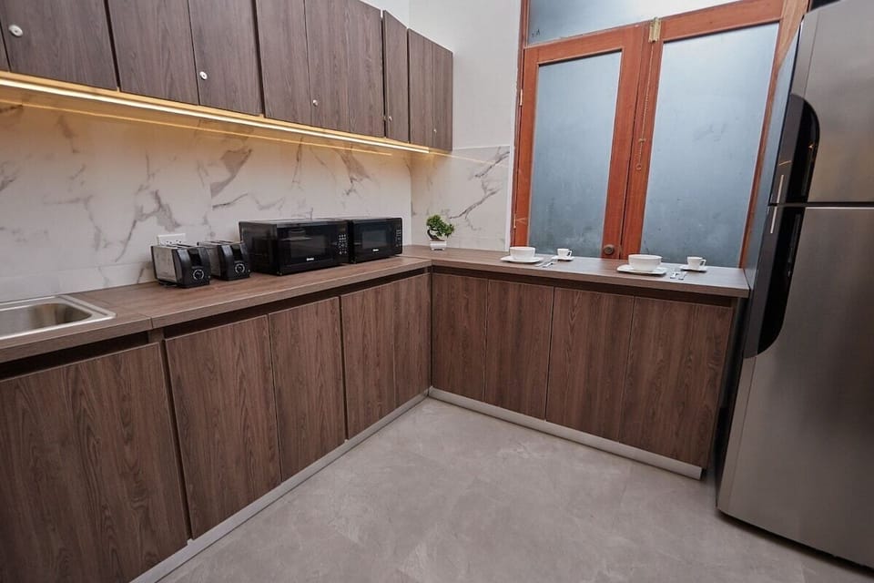 Aunque el apartamento no tiene cocina, tendrás acceso a una cocina compartida totalmente equipada junto a la piscina. ¡Un plus que te encantará!