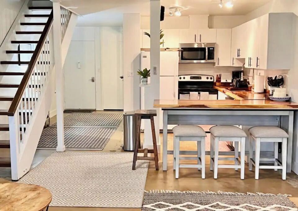 Entrance, kitchen and bar area