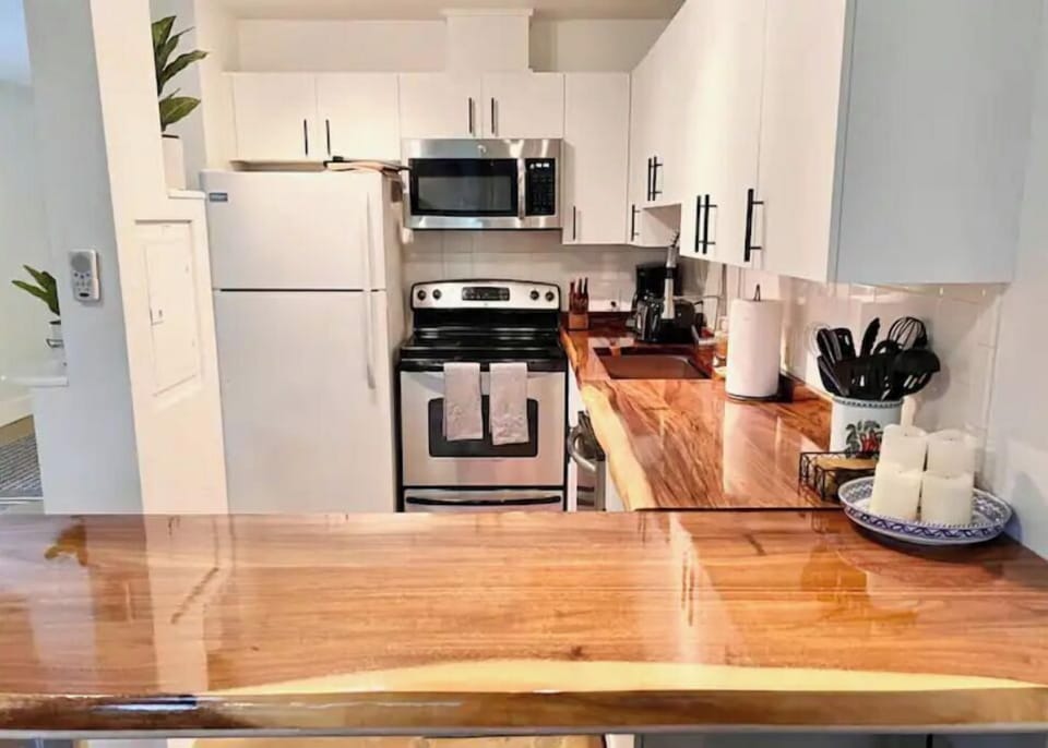 Fully stocked kitchen!
