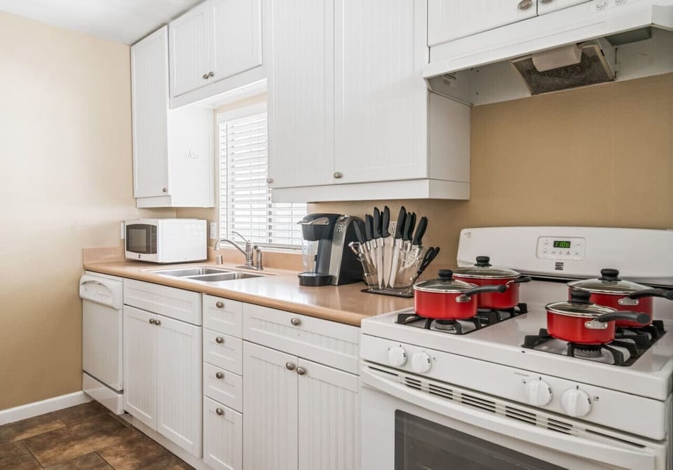 From gourmet meals to quick snacks, this kitchen has everything you need