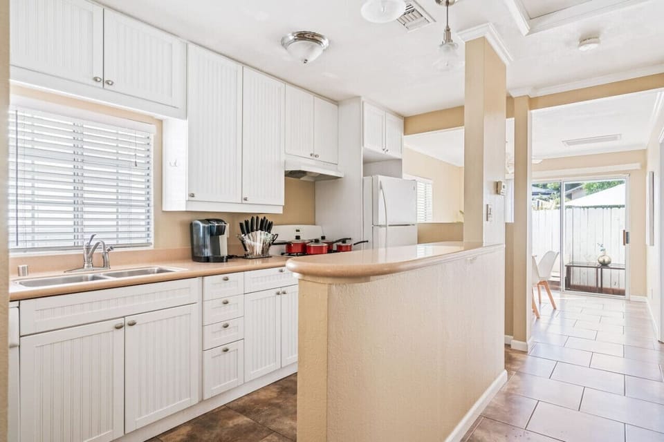 Open floor kitchen and dining area