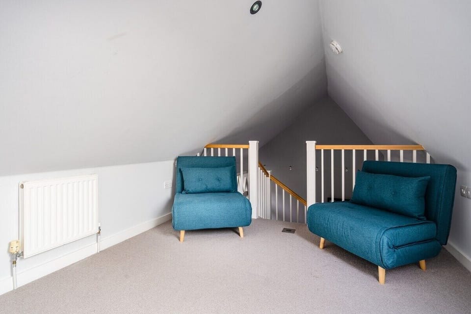 There's plenty of storage for your belongings, as well as a luxurious en-suite bathroom with a spacious bathtub for you to relax. 