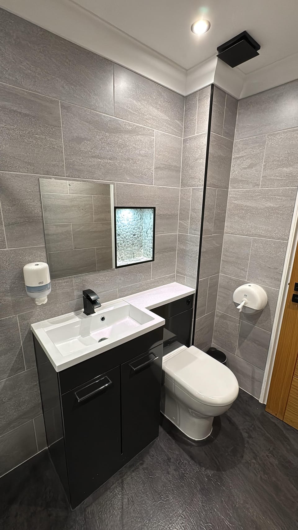 Combined shower/tub, hair dryer, towels