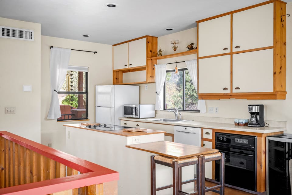 Open flow kitchen with all the amenities you need