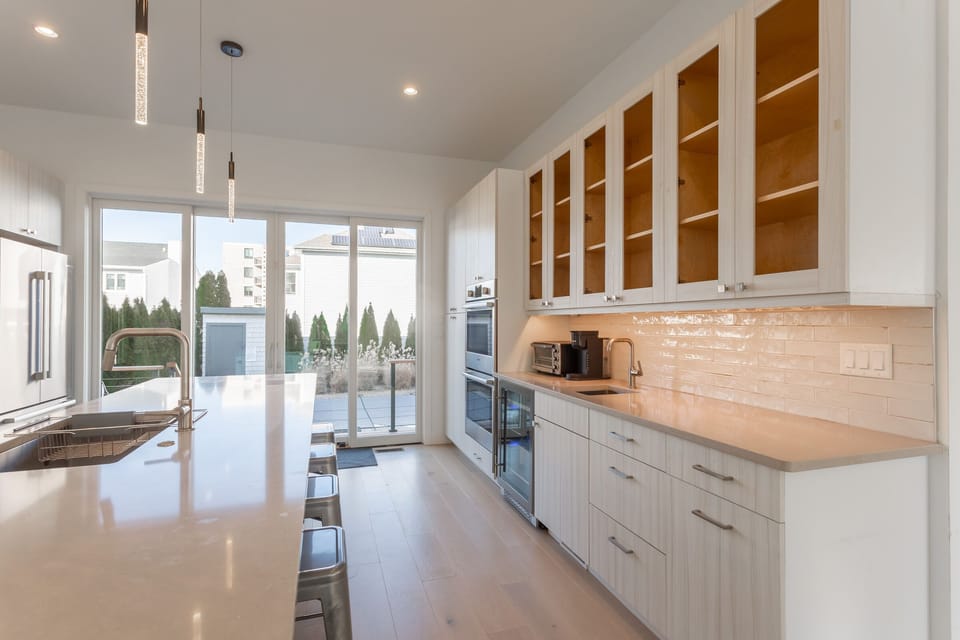 Wow! What a kitchen! Fully stocked with everything that you will need to prepare gourmet meals at home!
