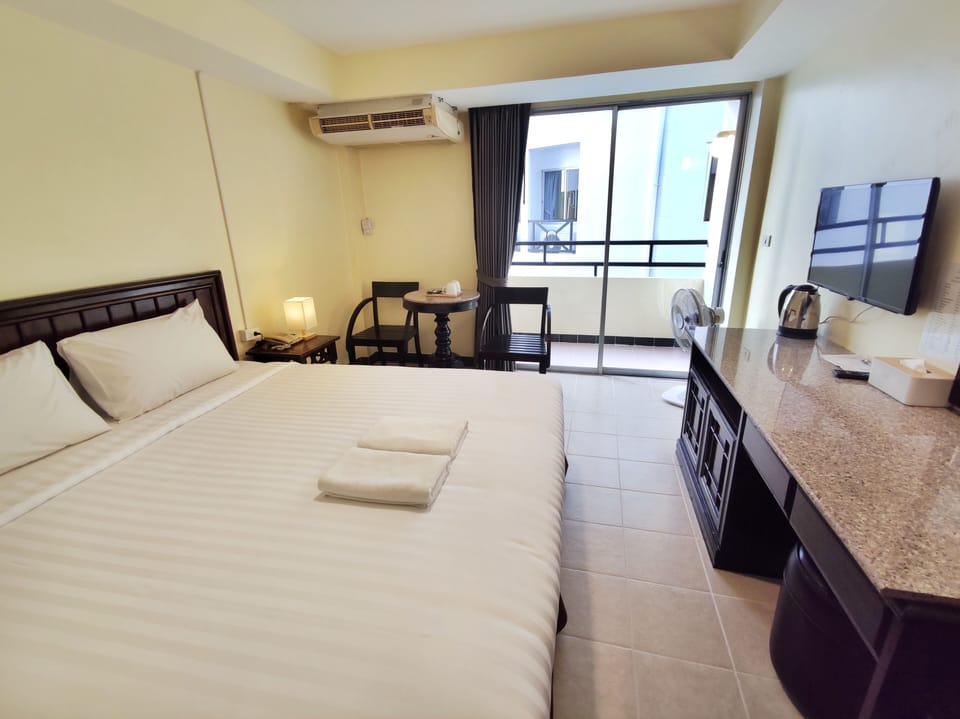 Superior Room, 1 King Bed, Balcony, Pool View | Desk, blackout drapes, free WiFi, bed sheets