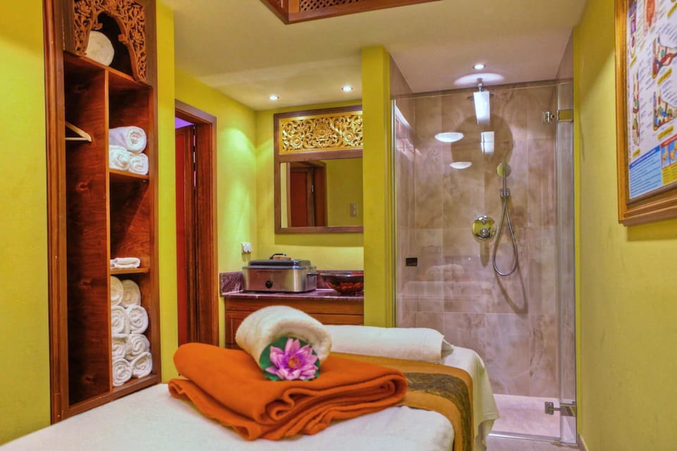 Couples treatment rooms, sauna, hot tub, Turkish bath, body treatments
