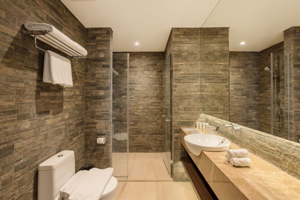 Deluxe Triple Room | Bathroom | Shower, hair dryer, slippers, towels