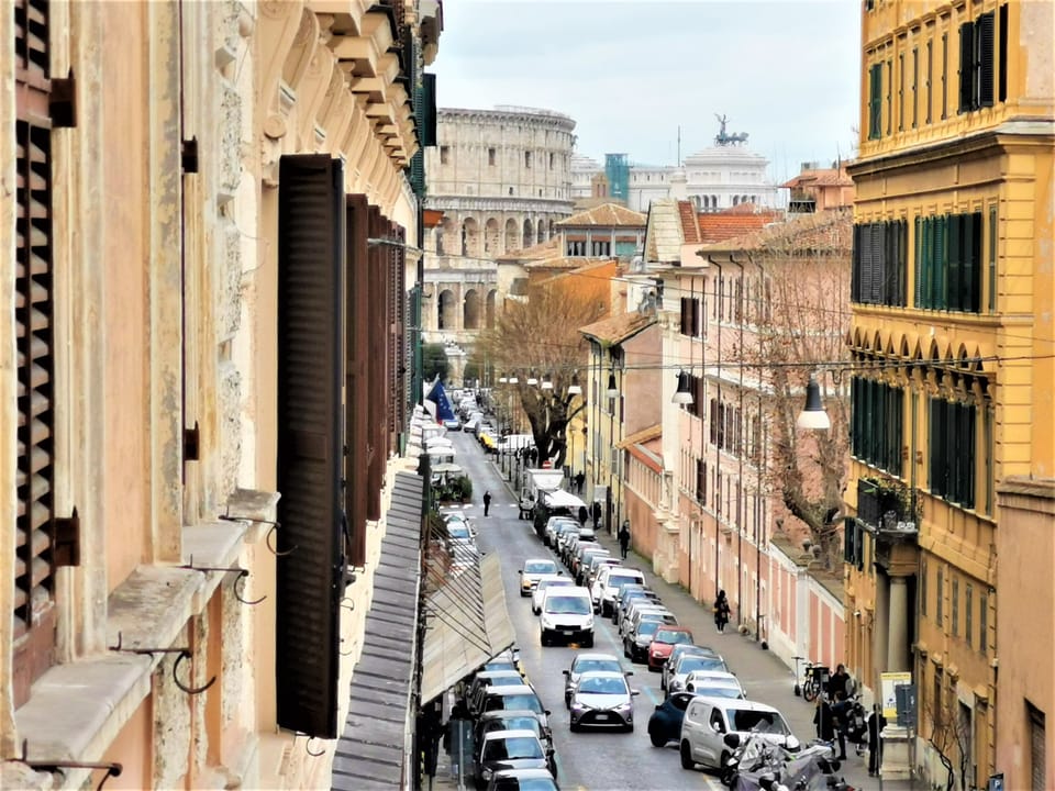Balcony with Colosseum's view