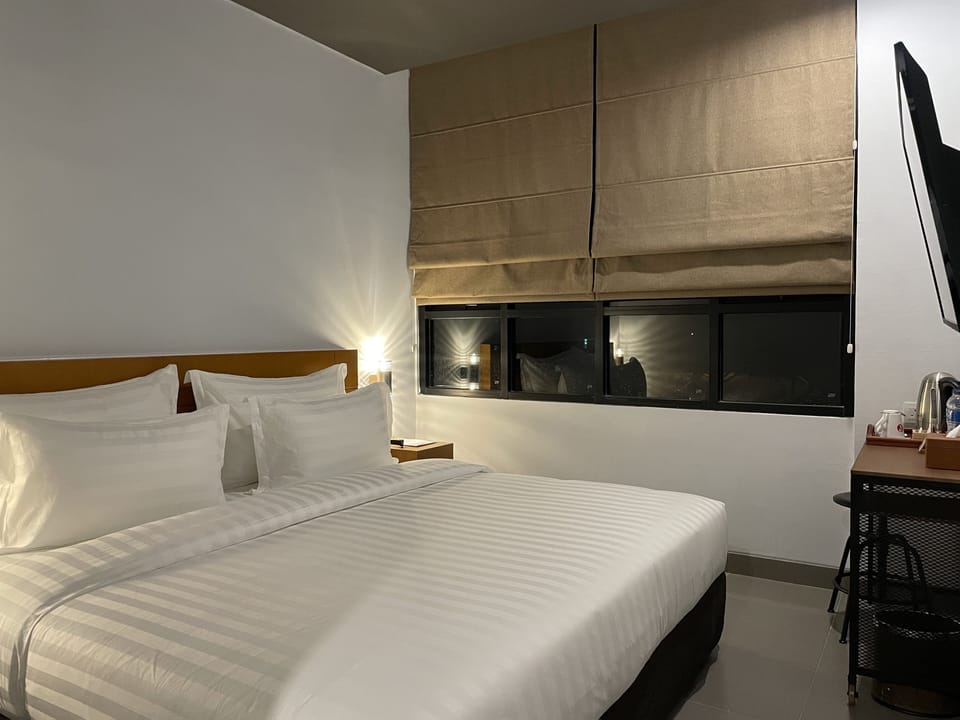 Premium bedding, WiFi (free), bed sheets