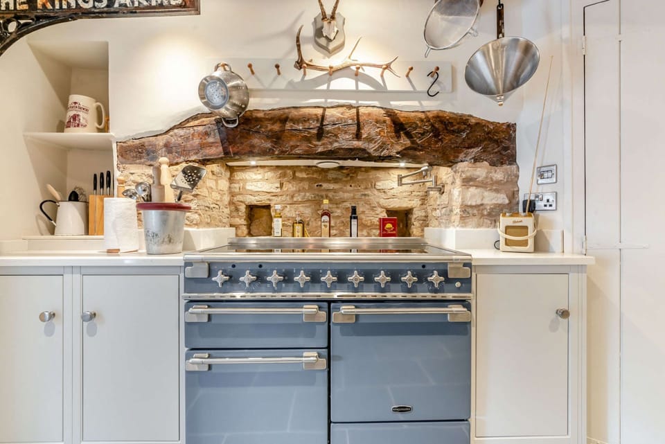 Cross Keys Cottage Kitchen - StayCotswold