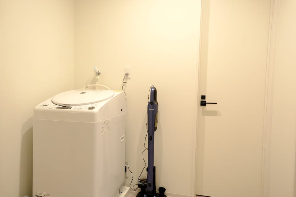Elite Villa | Bathroom | Combined shower/tub, rainfall showerhead, free toiletries, hair dryer