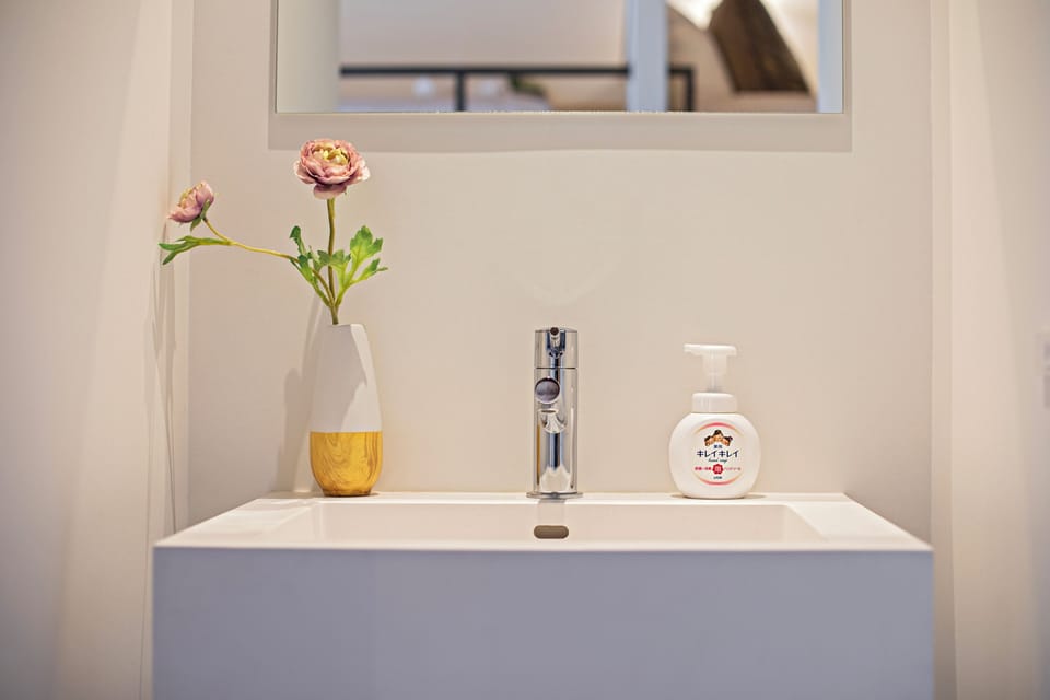 Elite Villa | Bathroom | Combined shower/tub, rainfall showerhead, free toiletries, hair dryer