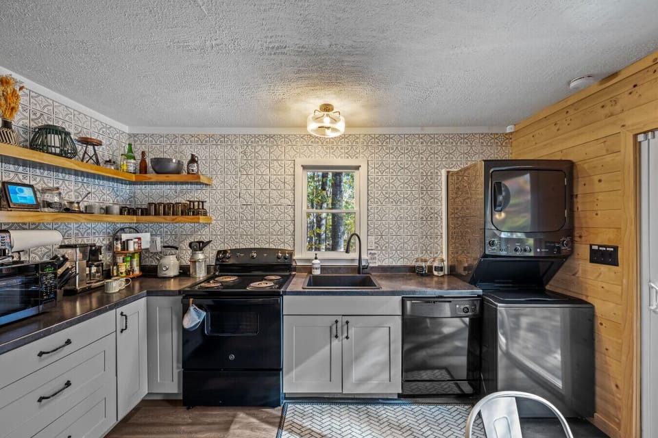 Full Kitchen with Laundry on site