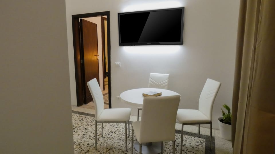 Junior Room | Living area | 32-inch flat-screen TV with digital channels, TV