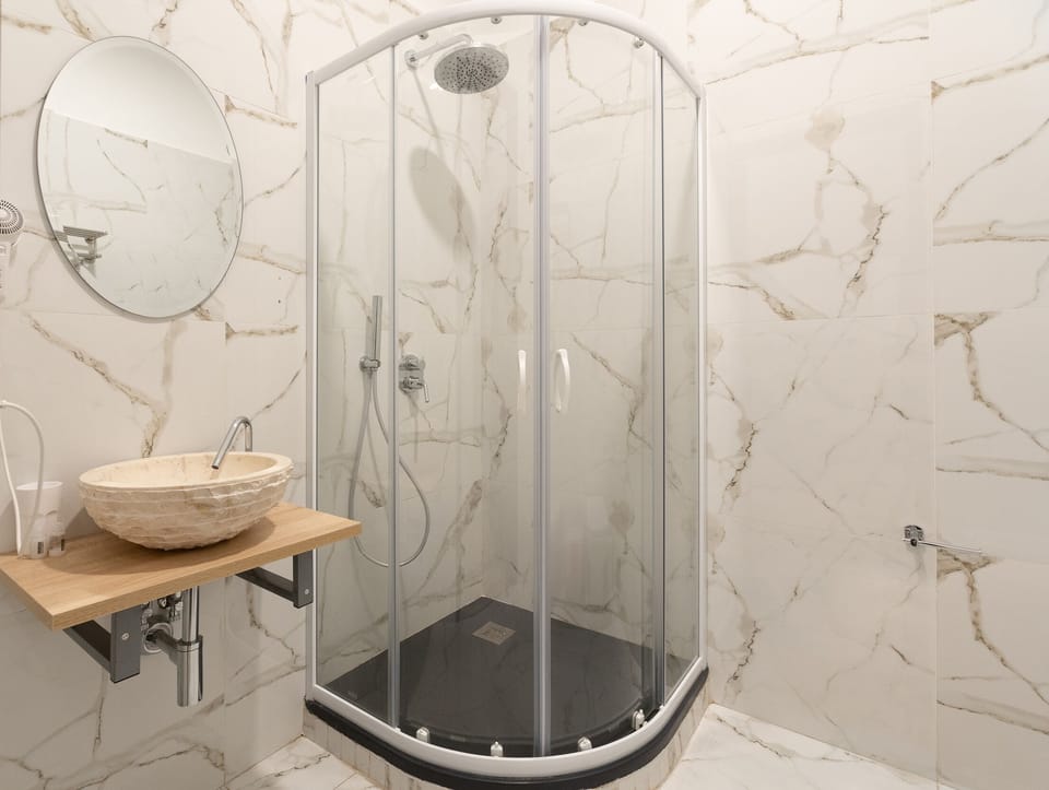 Junior Room | Bathroom | Shower, rainfall showerhead, free toiletries, hair dryer