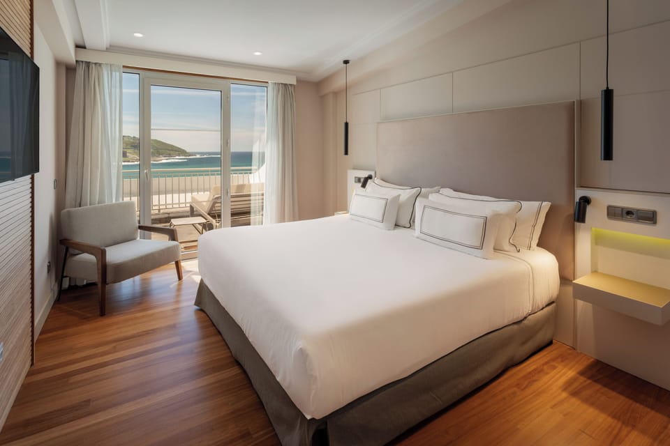 Suite Duplex Sea View | In-room safe, desk, blackout drapes, iron/ironing board