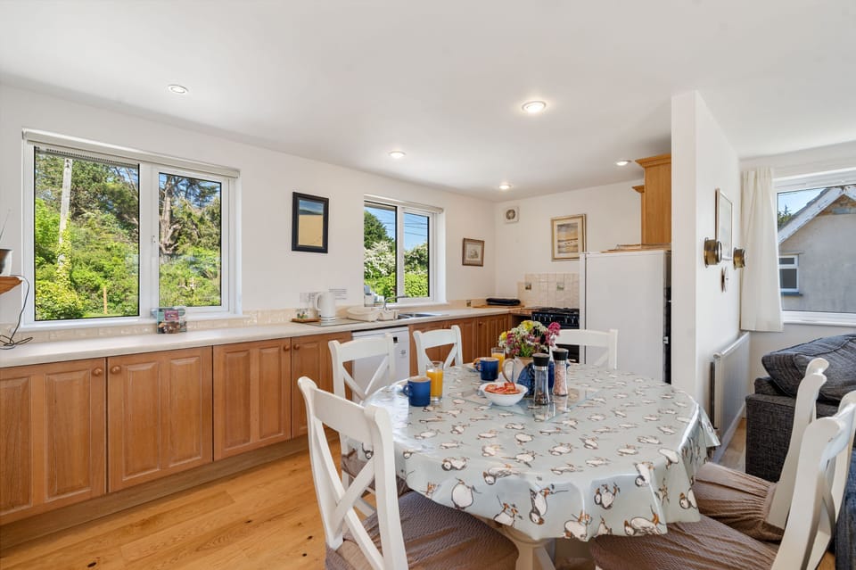 Kitchen and dining at Pen Wethers, Rock, Cornwall, PL27 6LD