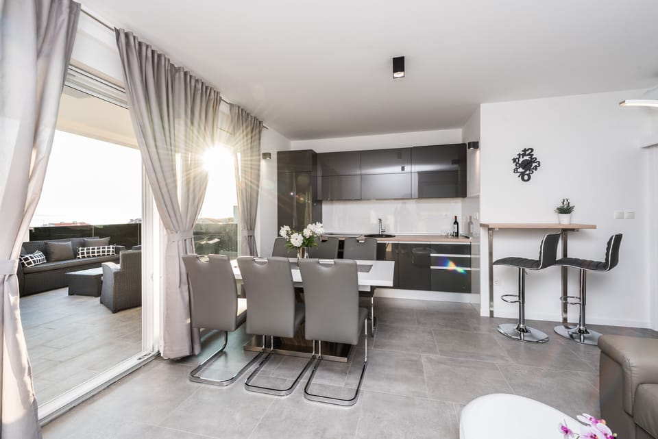 Exclusive Apartment, 4 Bedrooms, Hot Tub, Sea View | In-room dining