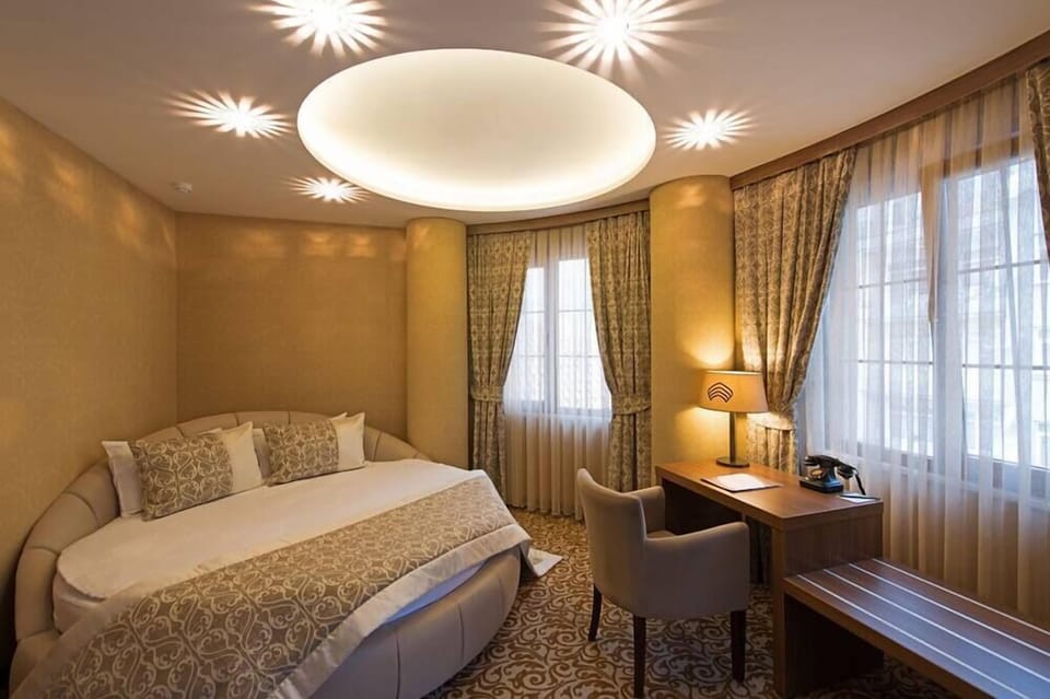 Deluxe Double Room | Minibar, in-room safe, desk, iron/ironing board