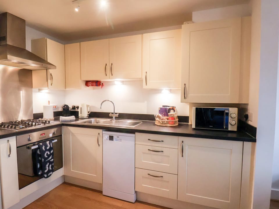 Cottage | Private kitchen | Fridge, electric kettle, toaster, cookware/dishes/utensils