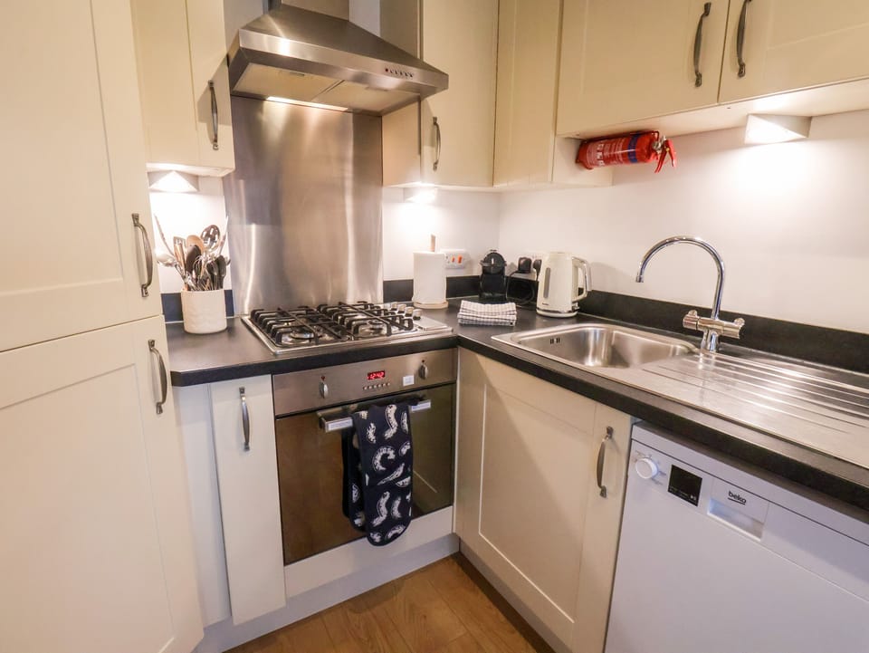 Cottage | Private kitchen | Fridge, electric kettle, toaster, cookware/dishes/utensils