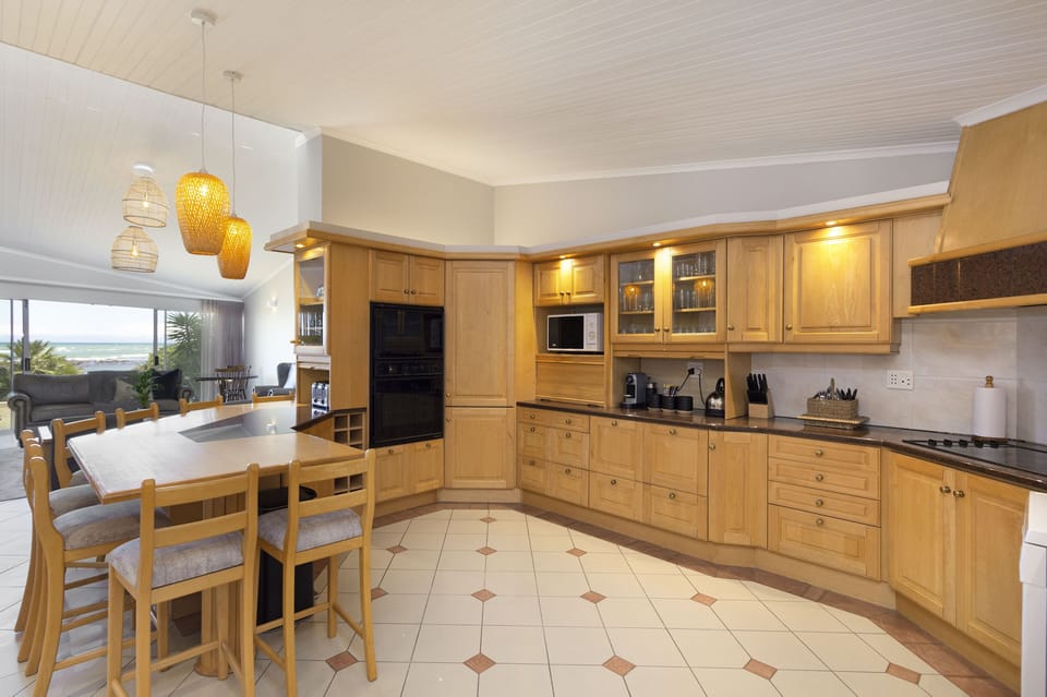 House (6 Bedrooms) | Interior