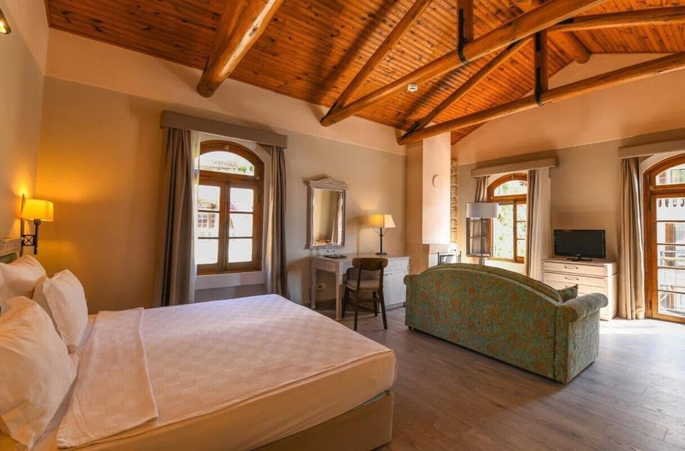 Room, Partial Sea View | Premium bedding, minibar, in-room safe, desk