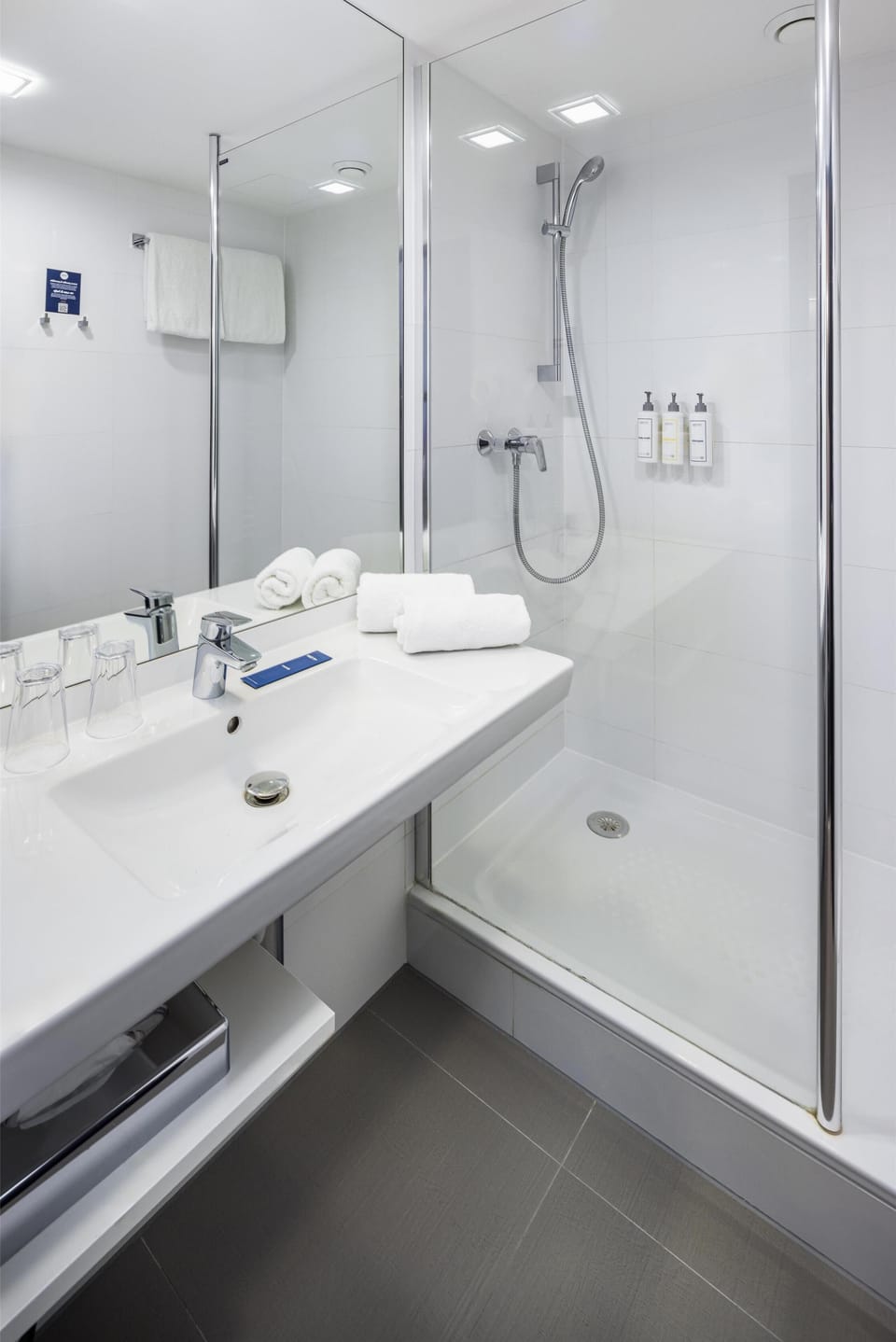 Family Room | Bathroom | Deep soaking tub, hair dryer, towels, soap