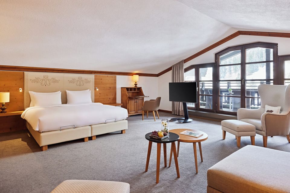 Suite | Minibar, in-room safe, individually decorated, desk