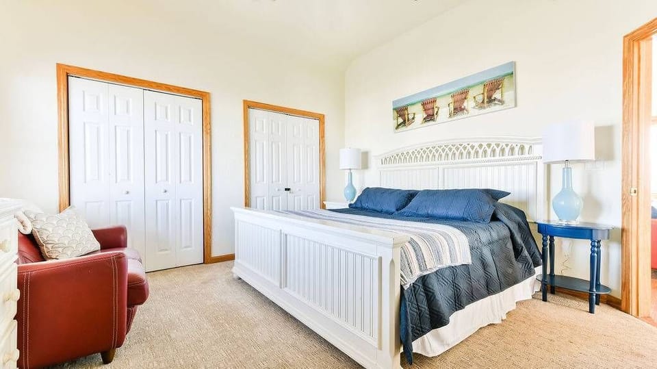 Upper Level En-Suite
