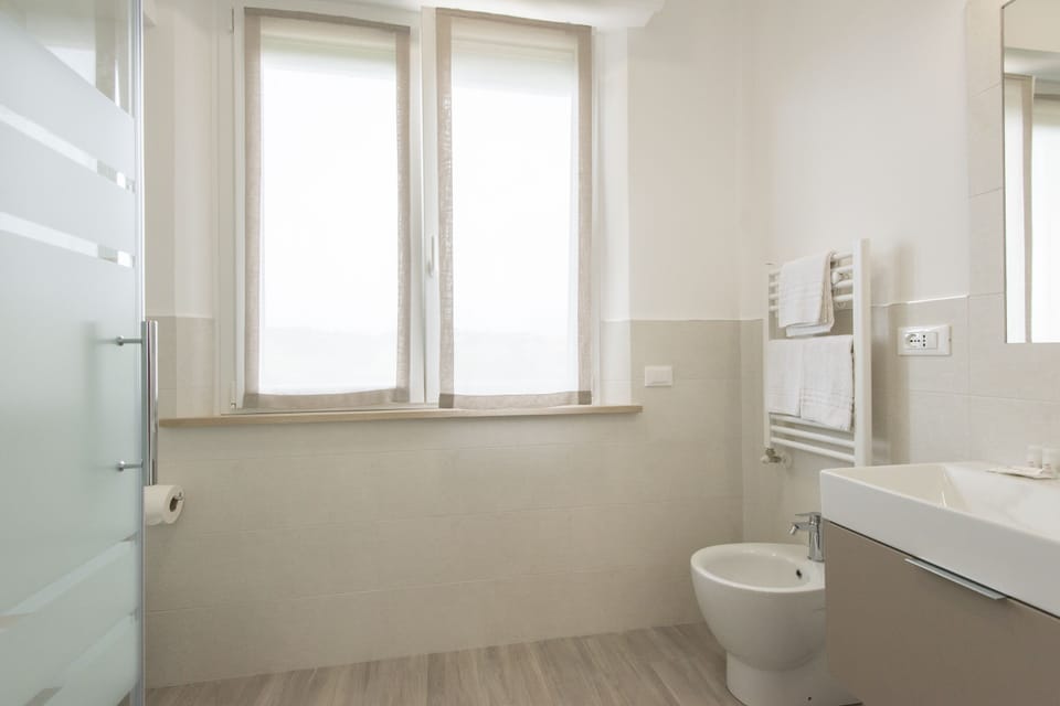 Comfort Double Room | Bathroom | Shower, rainfall showerhead, hair dryer, bidet