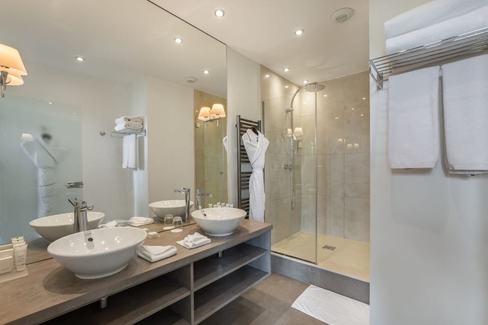 Classic Family Queen Room with spa access on reservation | Bathroom | Combined shower/tub, free toiletries, hair dryer, bathrobes