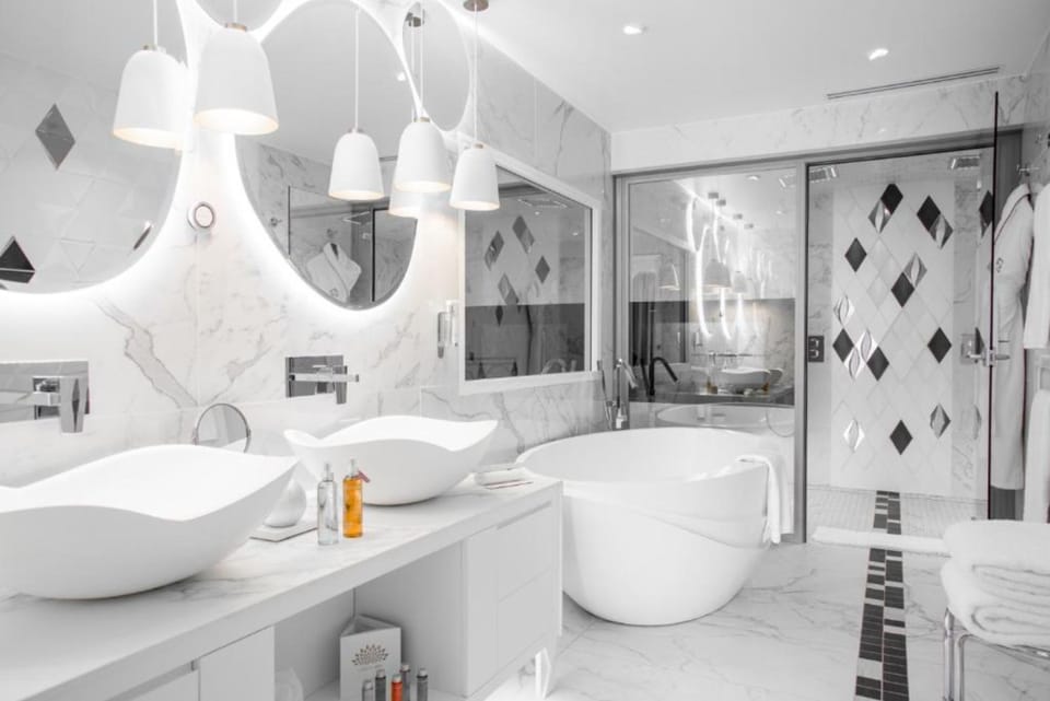 Imperial Suite with spa access on reservation | Bathroom | Combined shower/tub, free toiletries, hair dryer, bathrobes